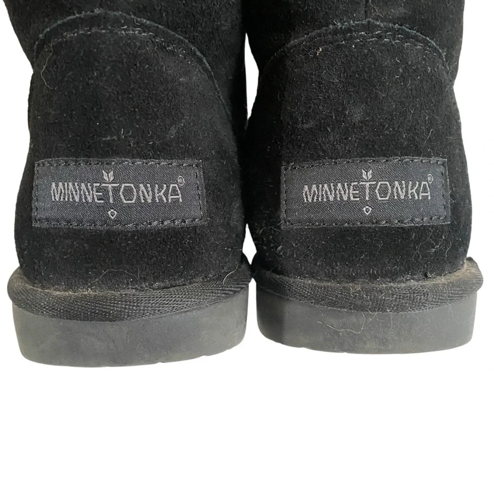 Minnetonka Women’s Black Suede Sheepskin Ankle Bootie SZ 8